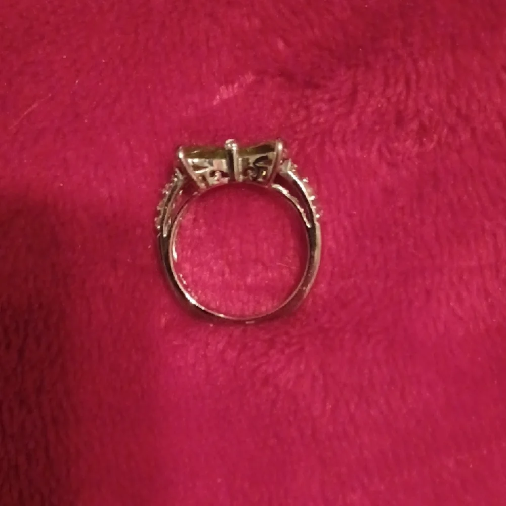 This Peridot Bow Ring Has Pink Stones On The Sides Of It. Size 7. 925. - Picture 4 of 5